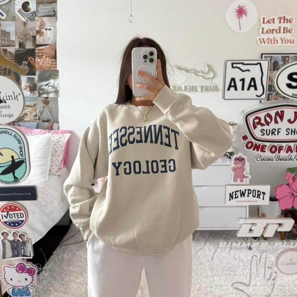 cream and navy vintage Tennessee Geology crewneck sweatshirt